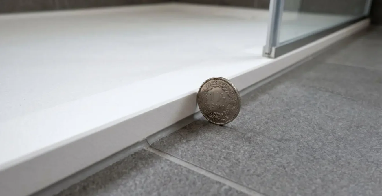 Détail du profil d'un receveur extra-plat montrant son épaisseur réduite de moins de 5 centimètres